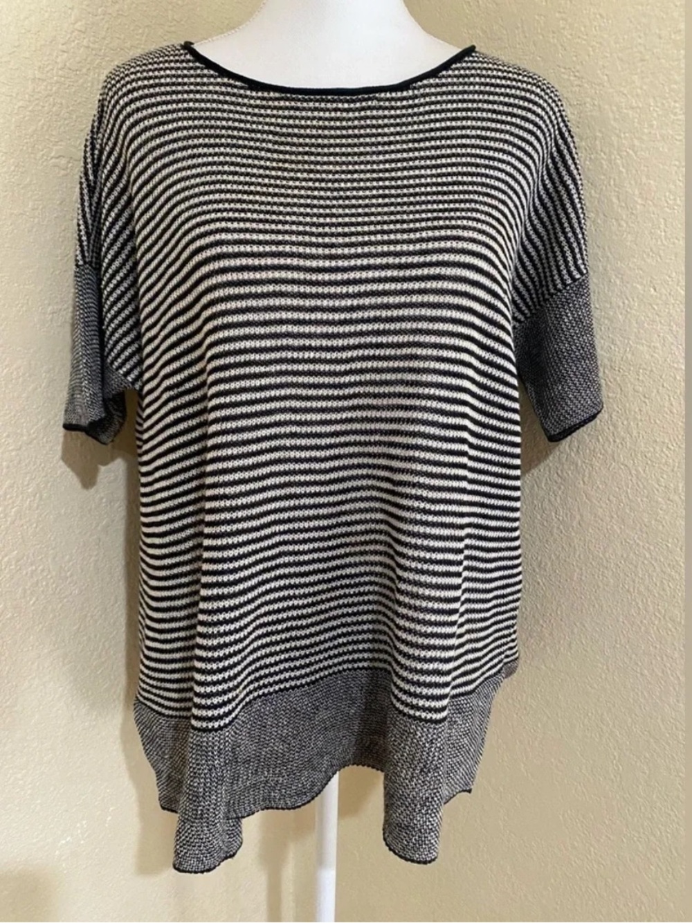 Eileen Fisher Black and Cream 100% Organic Linen Top Size Large